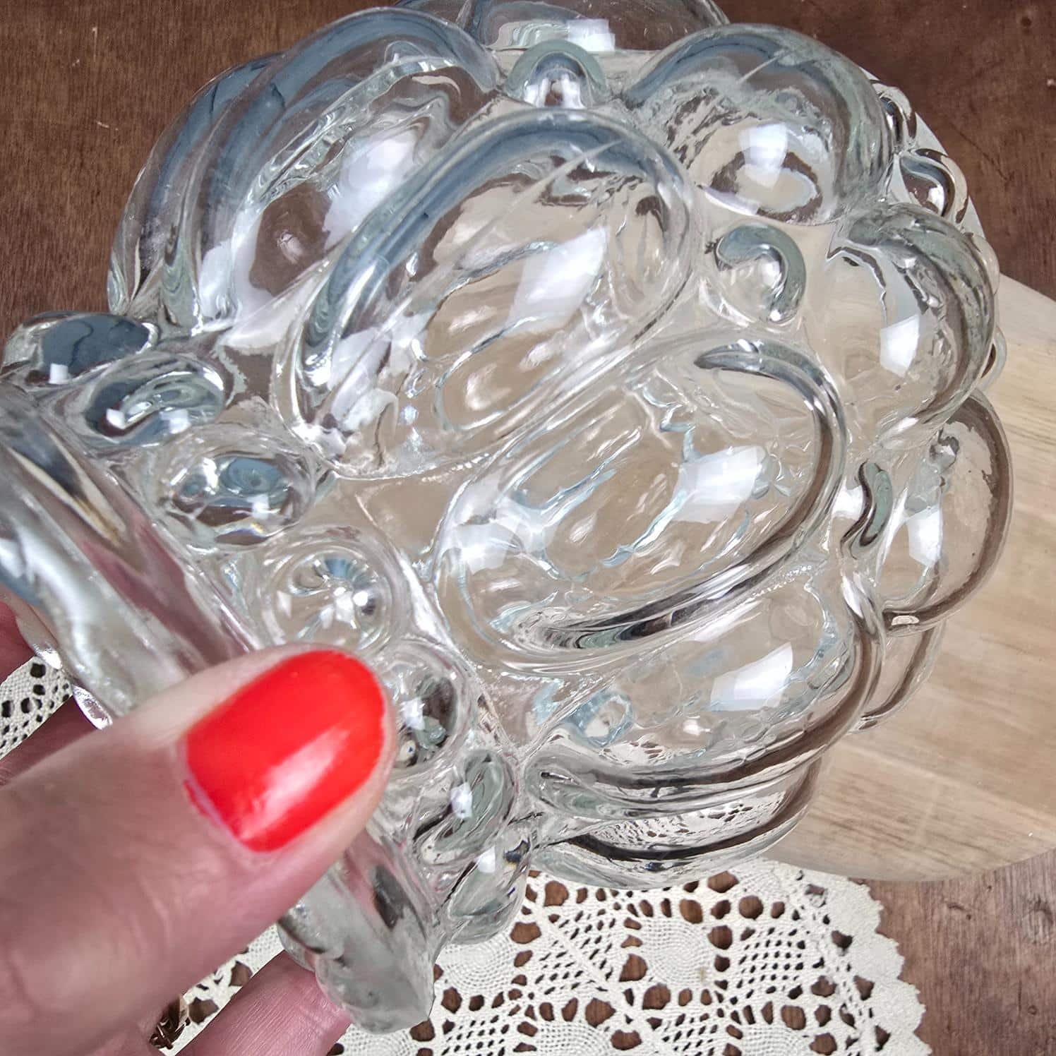 Globe en verre moulé transparent vue rapproché du luminaire vintage