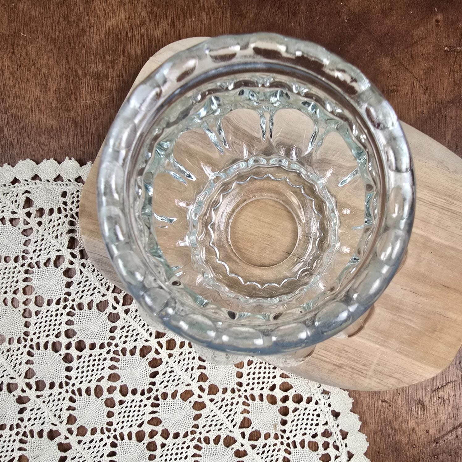 Globe en verre moulé transparent – Luminaire au décor bullé vintage vue de dessus sur table en bois et napperon