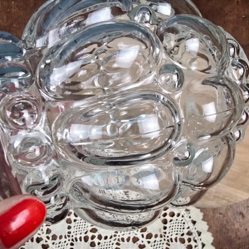 Globe en verre moulé transparent – vue rapprochée du décor bullé vintage