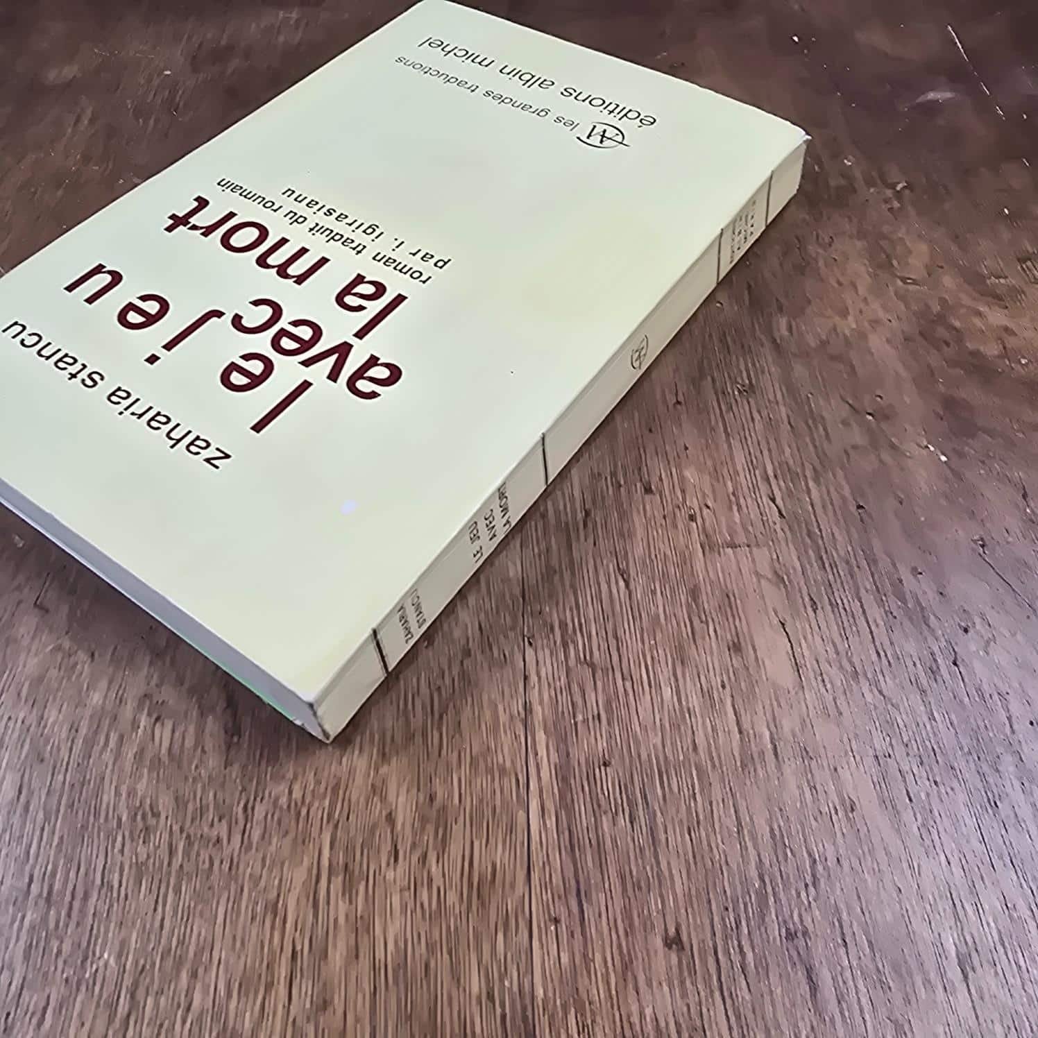 Vue de côté de la tranche du livre Le Jeu avec la mort, Zaharia Stancu – Les Grandes Traductions, Albin Michel 1964