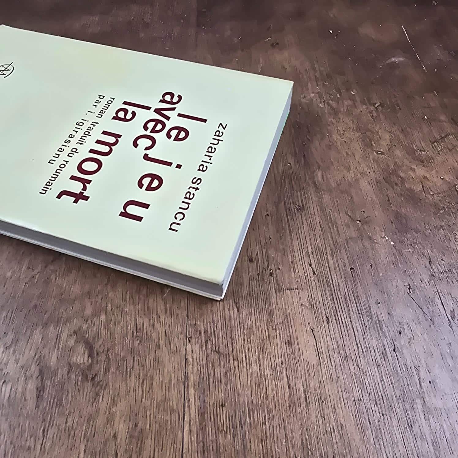 Vue plongeante de la couverture du livre Le Jeu avec la mort, Zaharia Stancu – Les Grandes Traductions, Albin Michel 1964