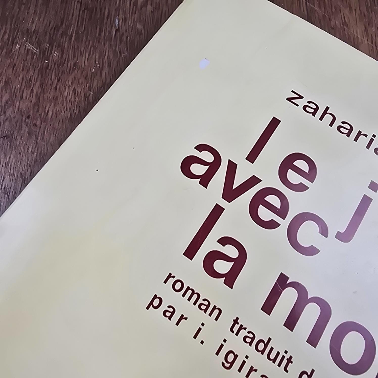 Vue rapprochée d'une tâche sur la couverture du livre Le Jeu avec la mort, Zaharia Stancu – Les Grandes Traductions, Albin Michel 1964