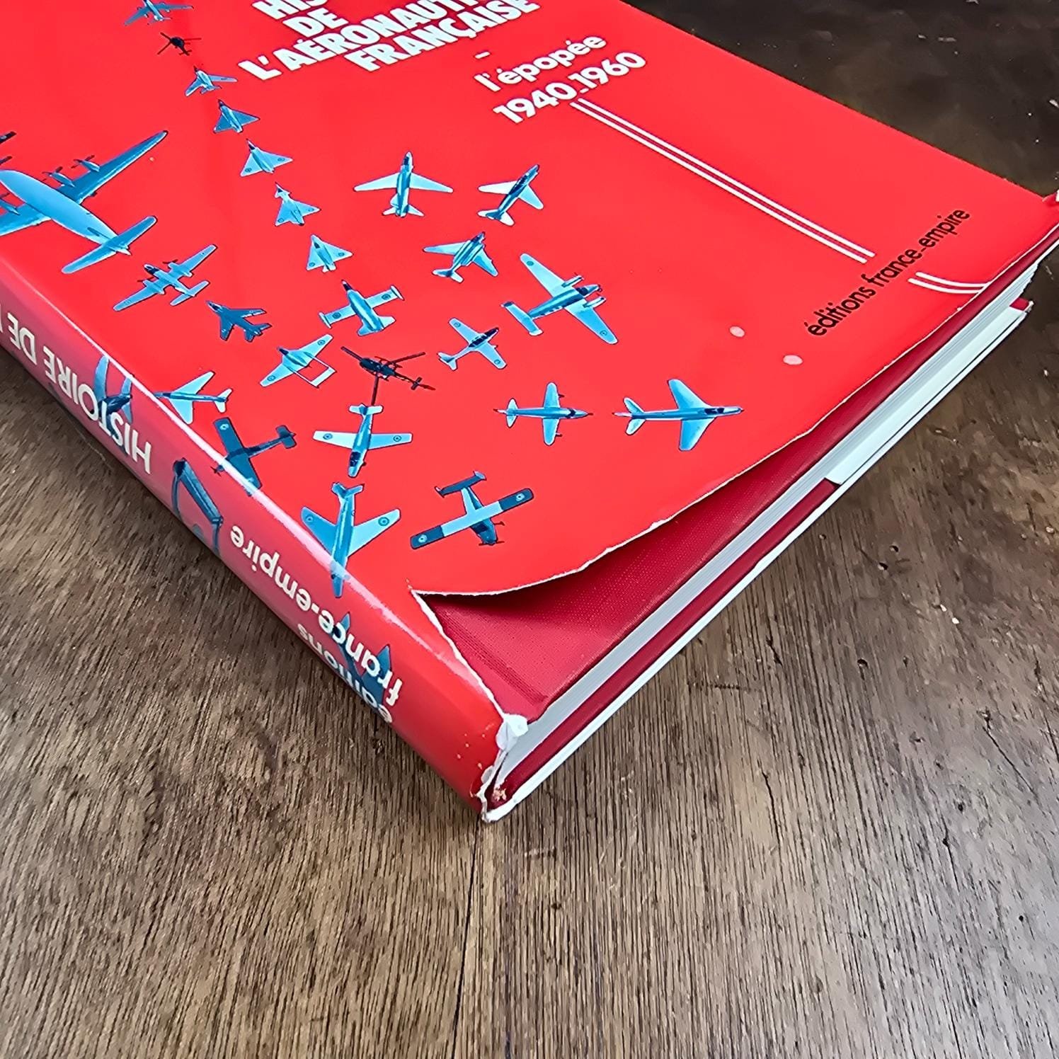 Histoire de l’aéronautique française 1940-1960, vue rapprochée de la sur-couverture déchirée en bas