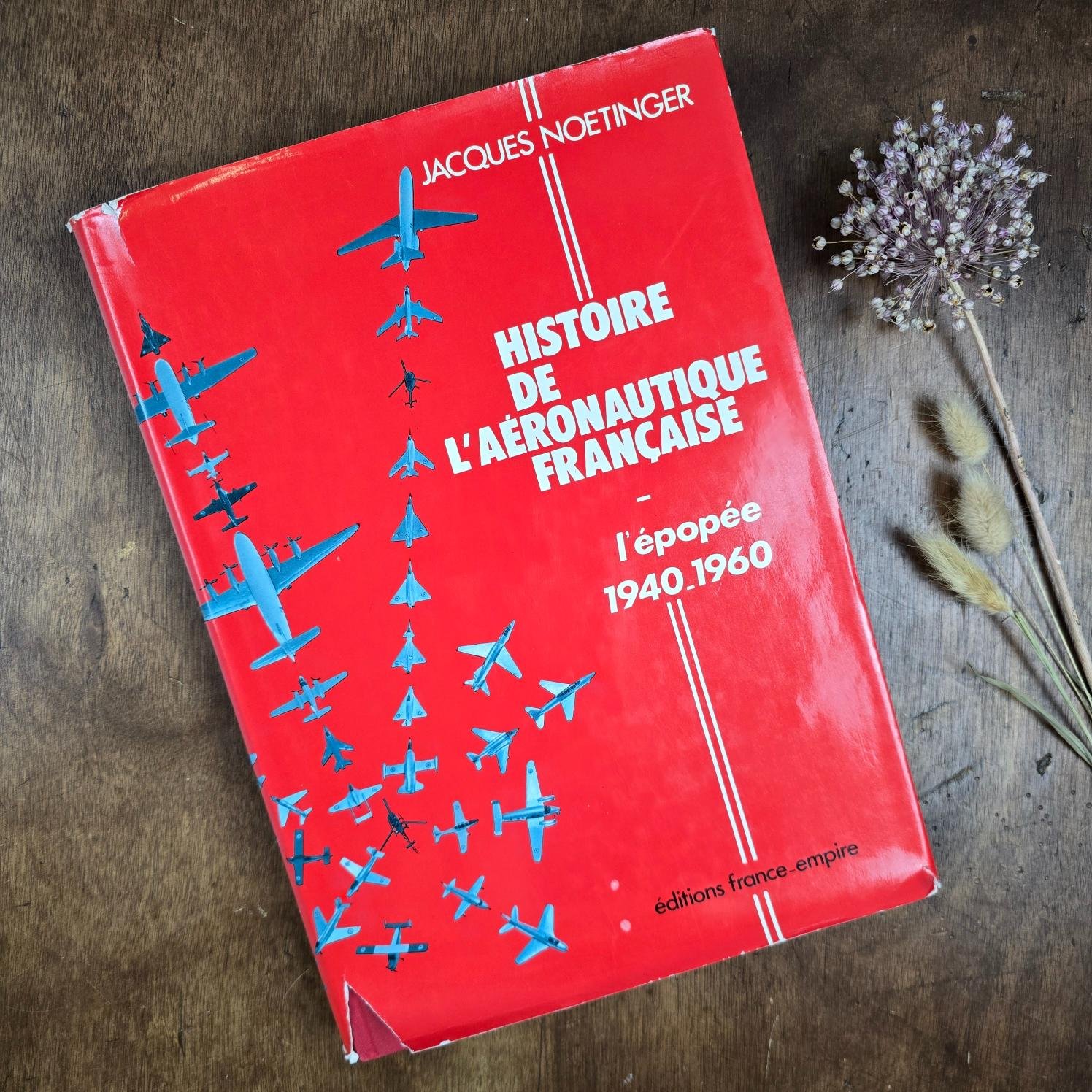 Histoire de l’aéronautique française 1940-1960, vue de face sur table en bois