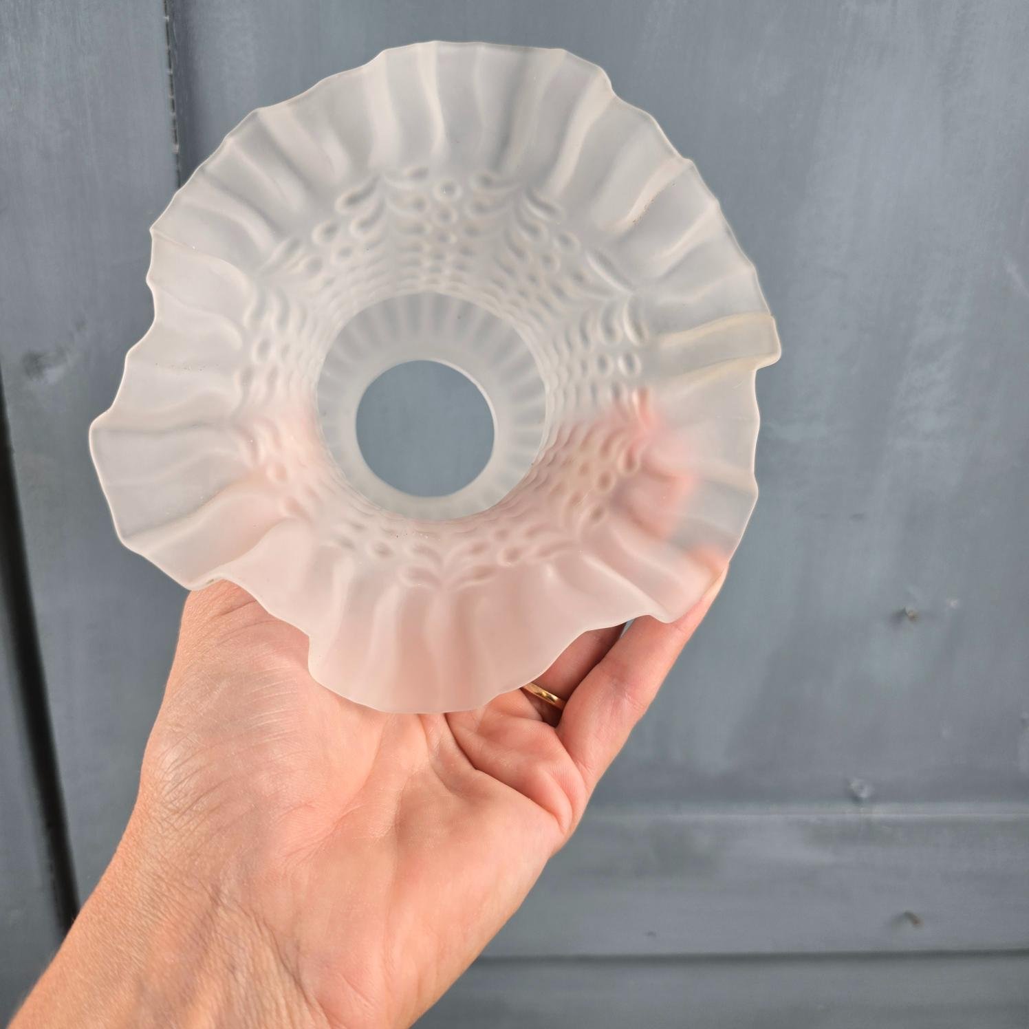 Tulipe ancienne en verre satiné pour luminaire – tenue en main pour mesure de l'ouverture basse