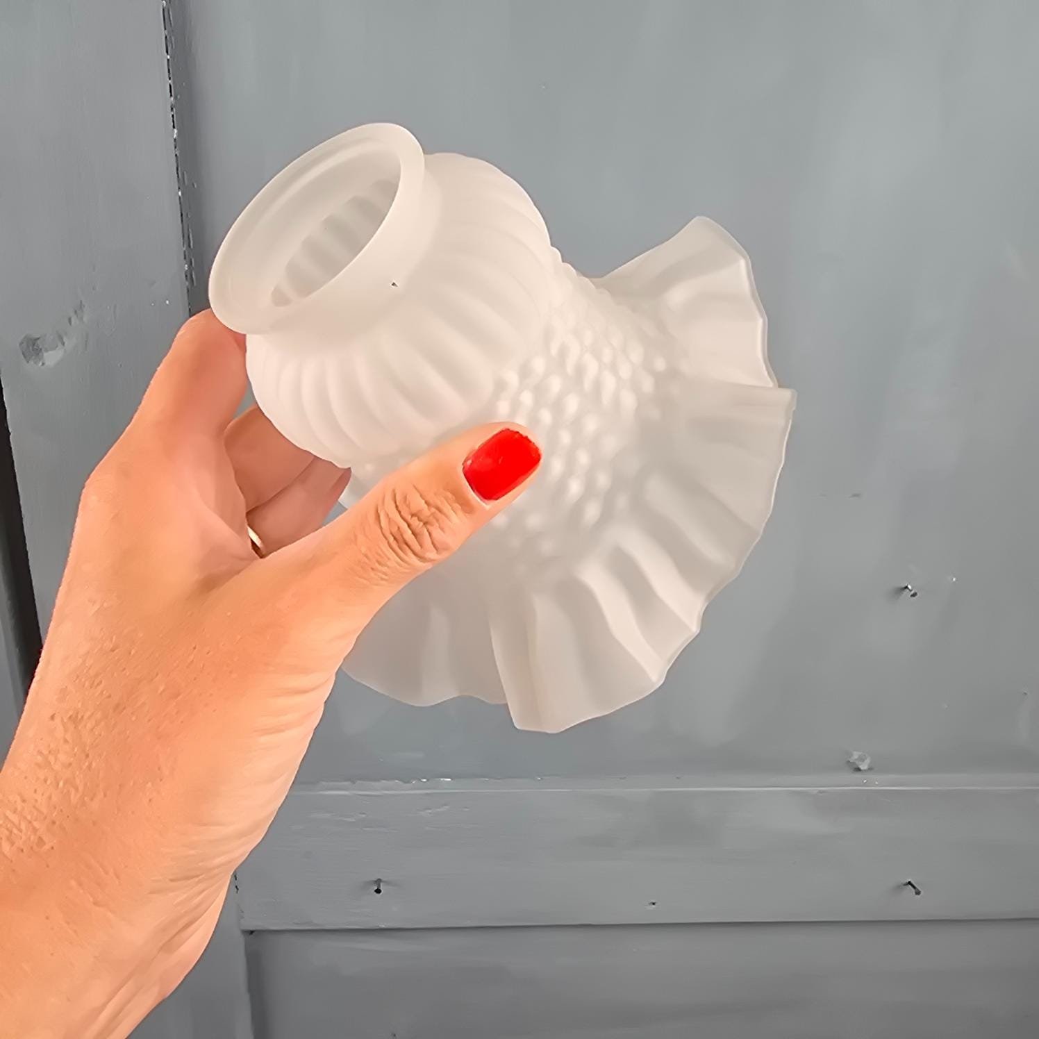 Tulipe ancienne en verre satiné pour luminaire, pour montrer les reliefs