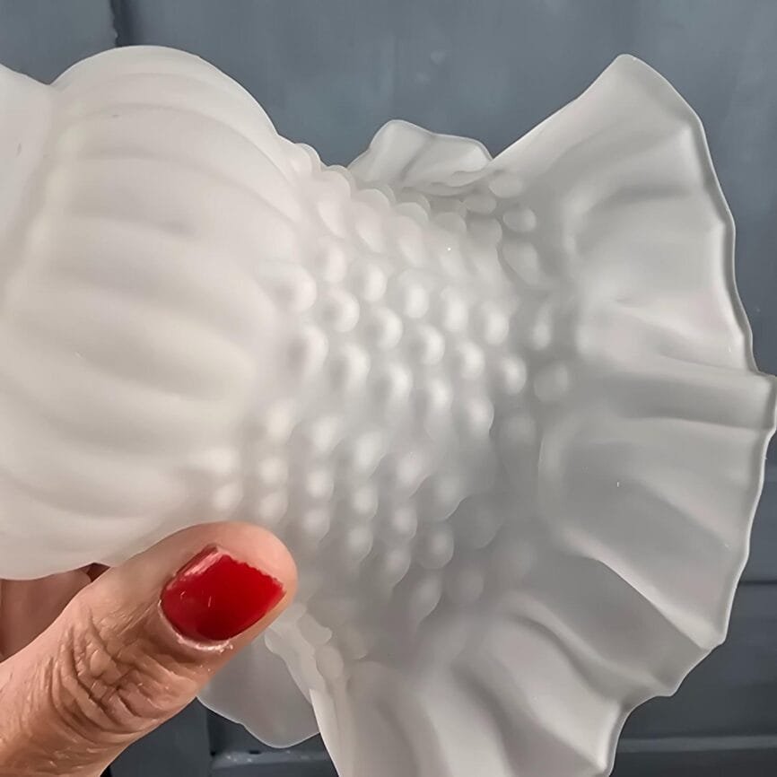 Tulipe ancienne en verre satiné pour luminaire, tenue en main pour montrer le verre perlé