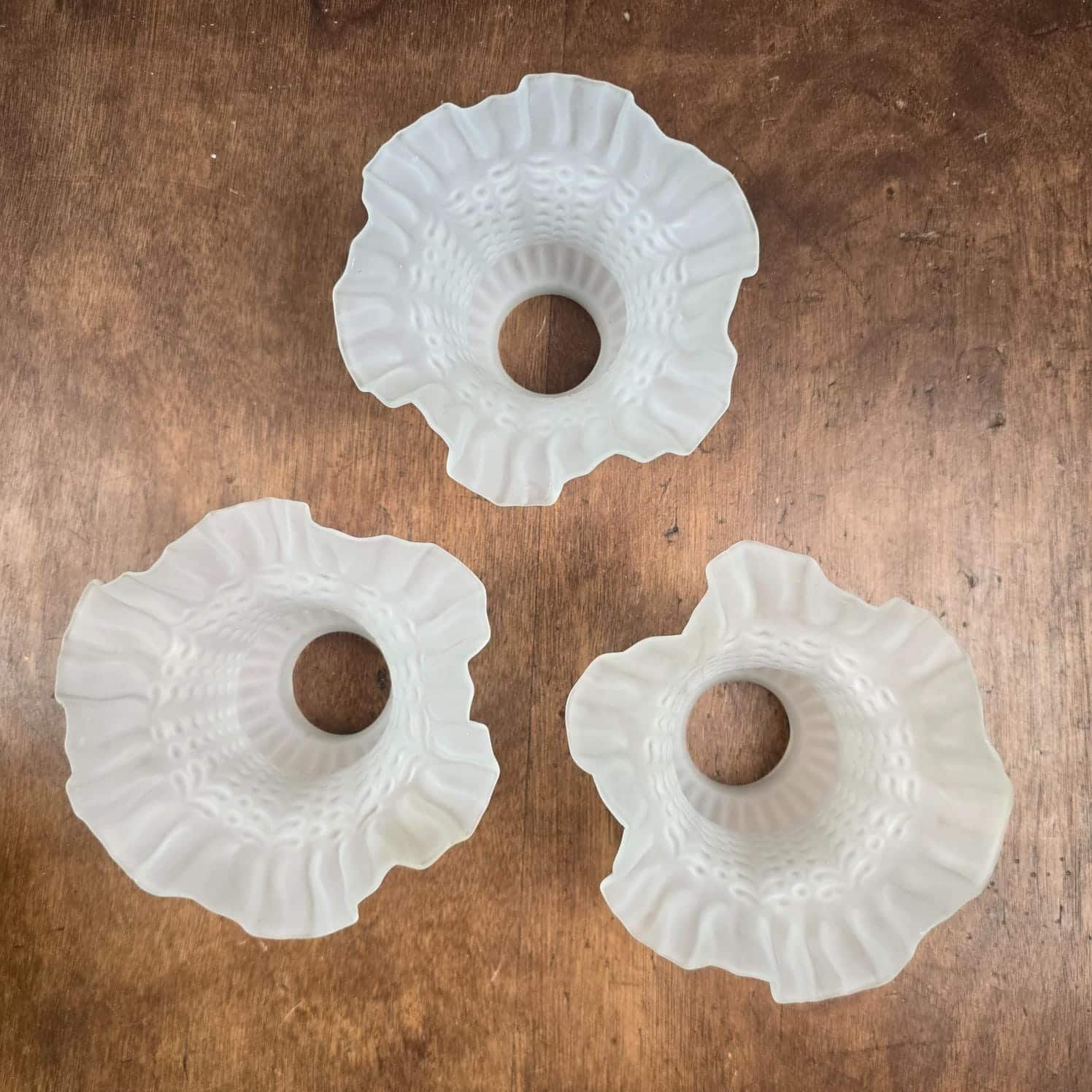 Lot de 3 tulipes anciennes en verre satiné pour luminaire, vue de dessus