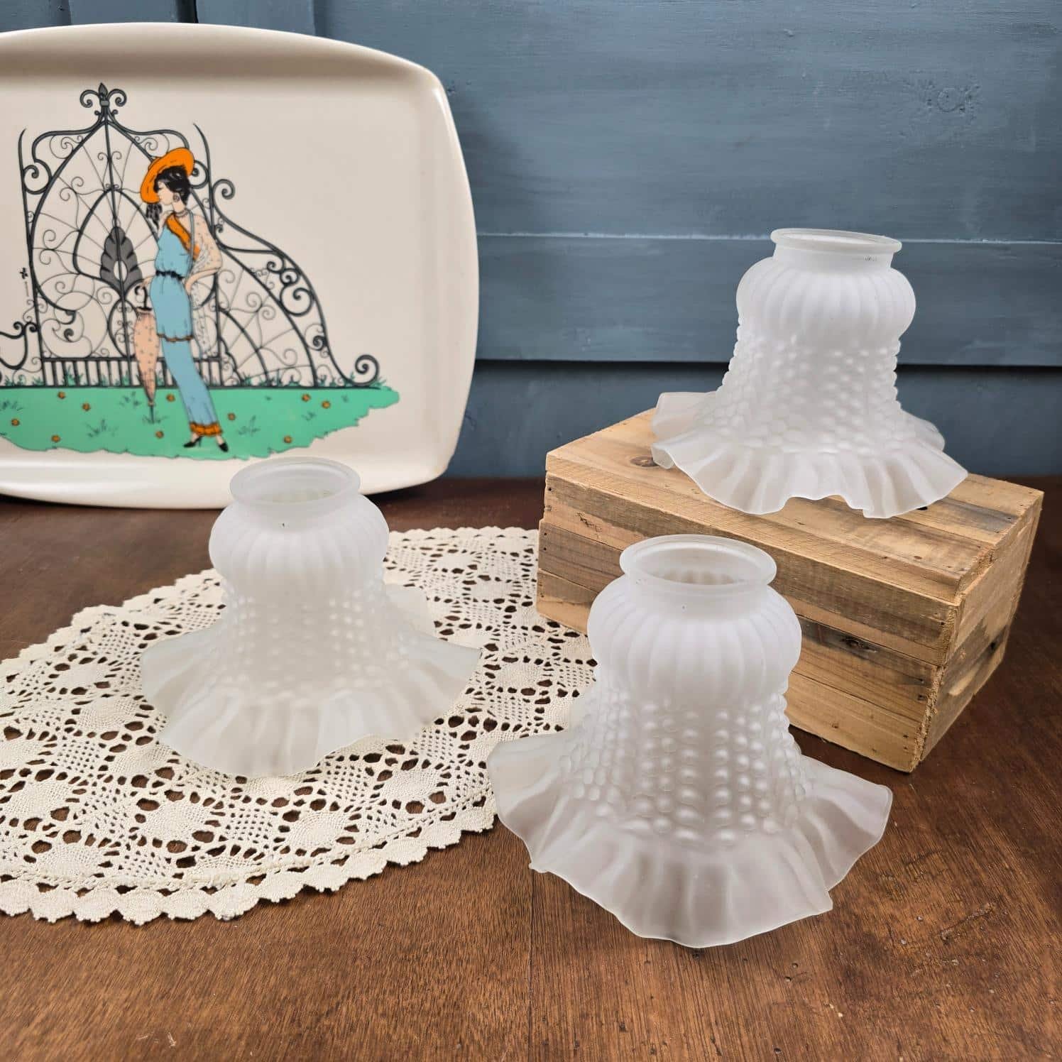 Lot de 3 tulipes anciennes en verre satiné pour luminaire, ambiance vintage