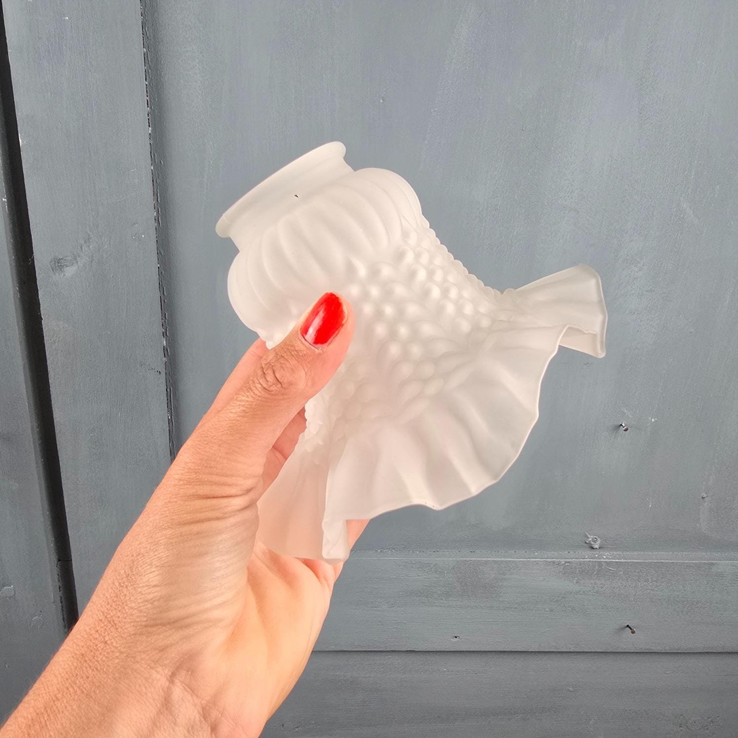 Tulipe ancienne en verre satiné – tenu en main pour mesure