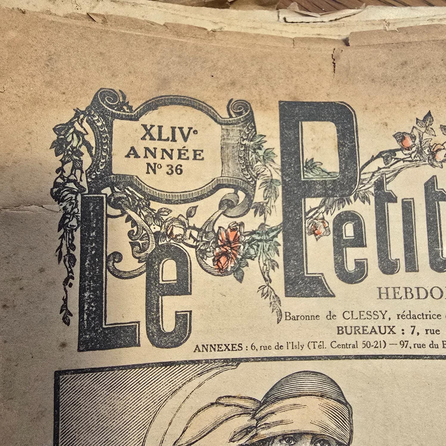 Vue rapprochée sur le numéro du magazine joliment mis en avant sur la couverture « Le Petit Écho de la Mode »