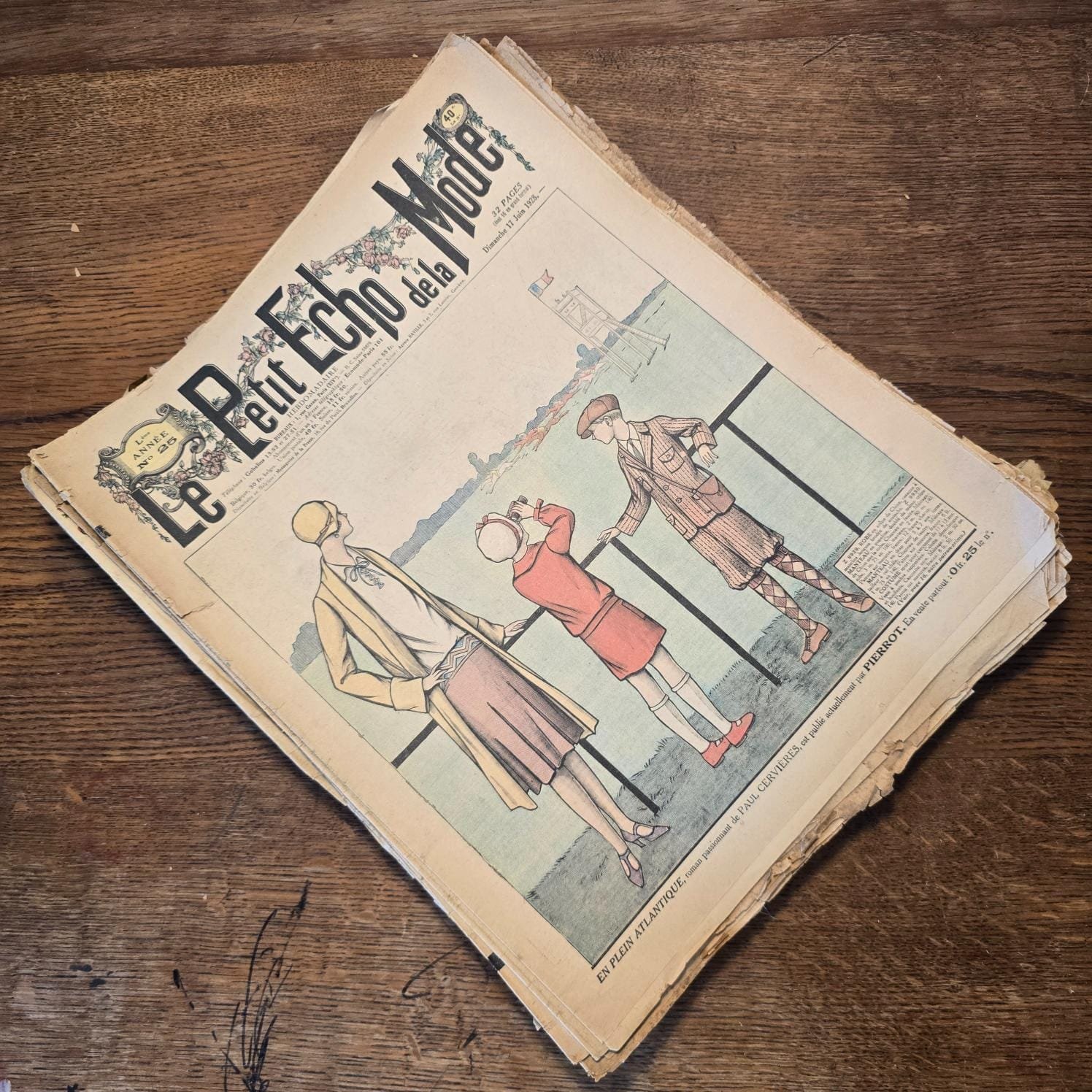 Lot de 29 magazines « Le Petit Écho de la Mode », 1922 à 1928, vue de dessus sur table en bois