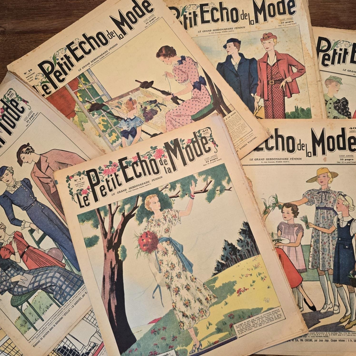 Lot de 30 « Le Petit Écho de la Mode », 1936 sur table en bois, vue de dessus