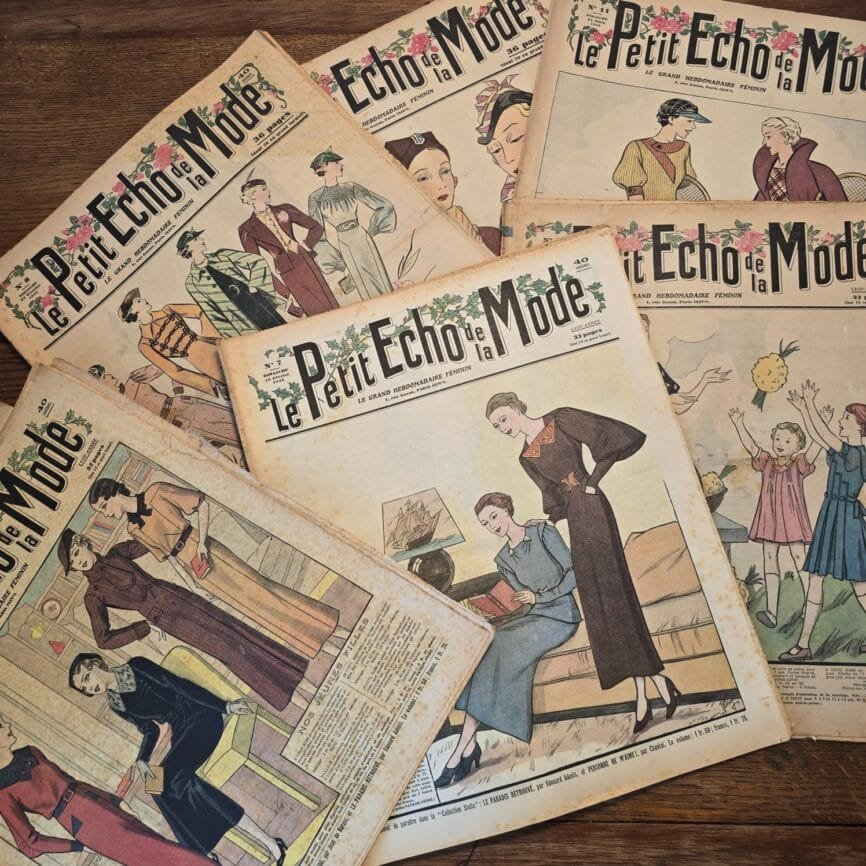 Ensemble de magazine « Le Petit Écho de la Mode » de 1936, étals sur une table en bois