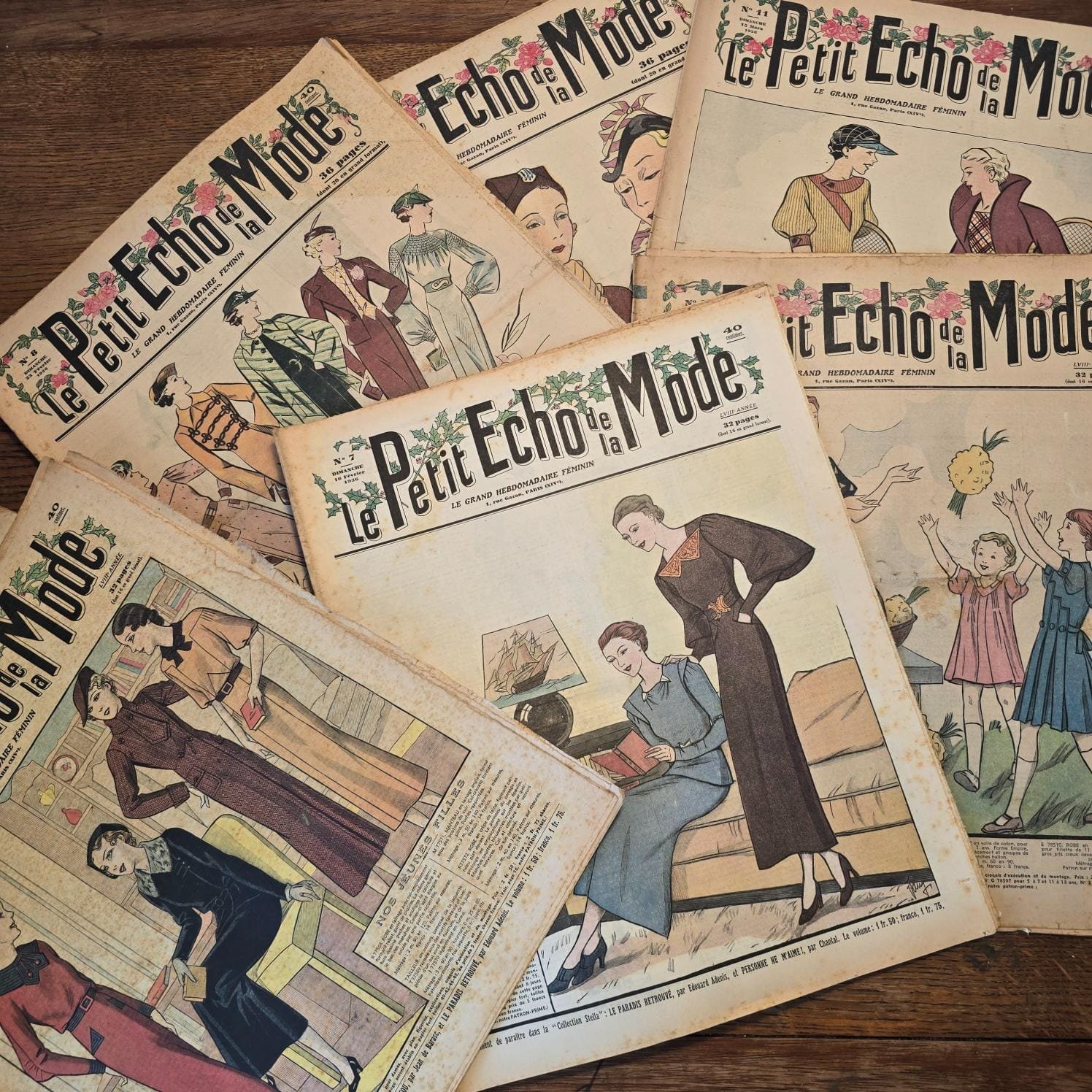 Ensemble de magazine « Le Petit Écho de la Mode » de 1936, étals sur une table en bois