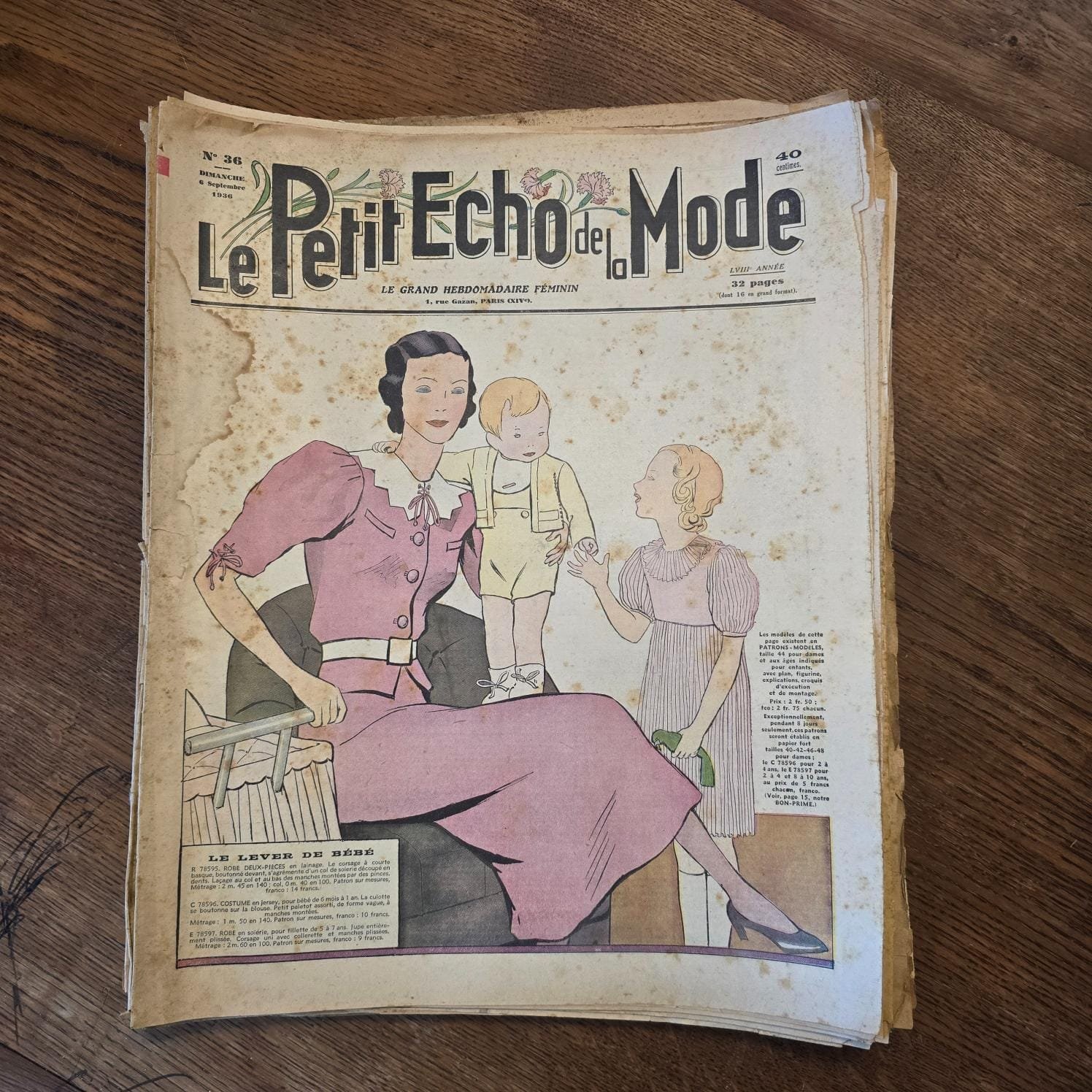 Magazine « Le Petit Écho de la Mode », 1936, vue de dessus sur table en bois