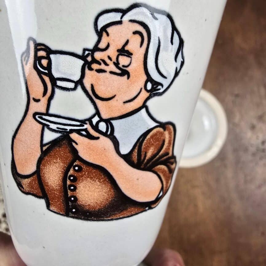 Zoom sur la Grand-Mère du mazagran vintage