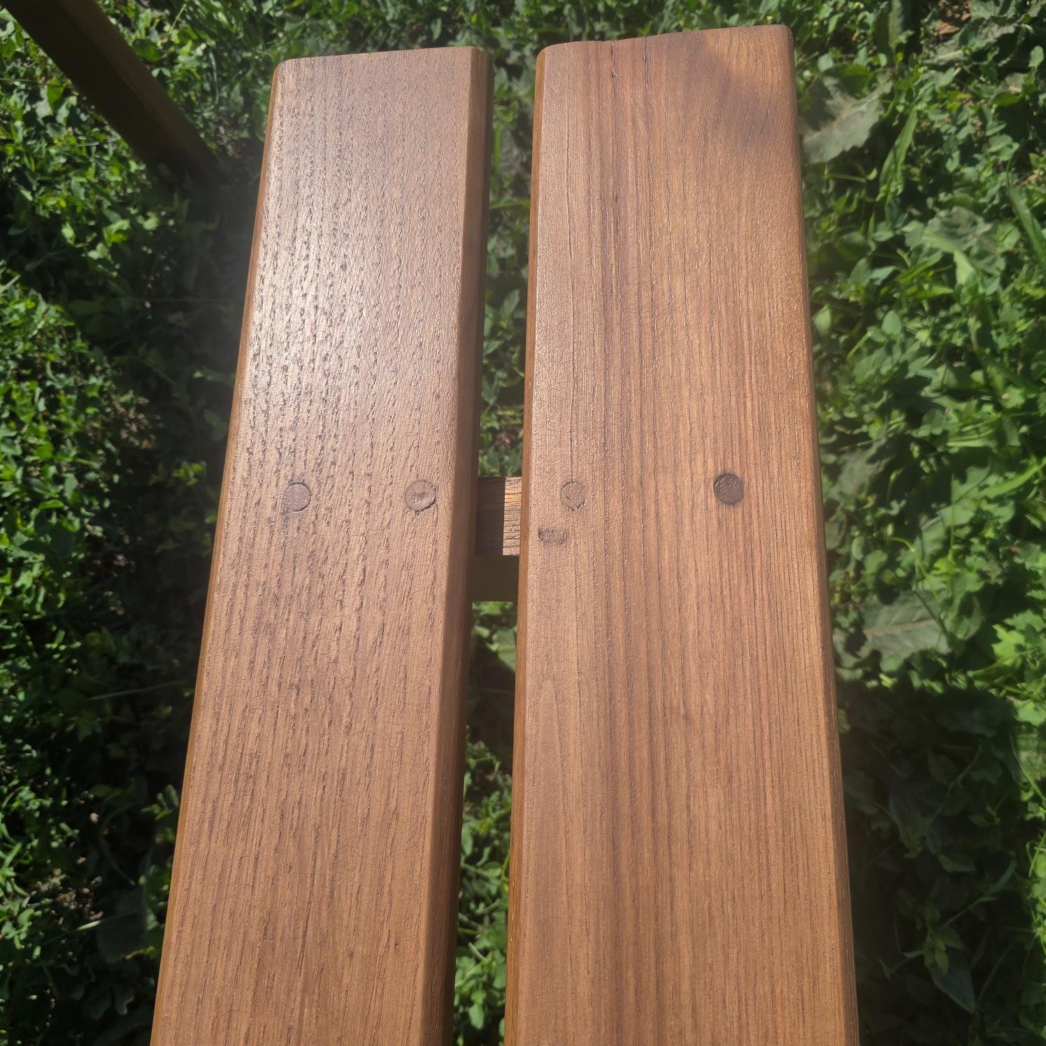 Paire de bancs de ferme en bois massif, 2 mètres, vue rapprochée des chevilles