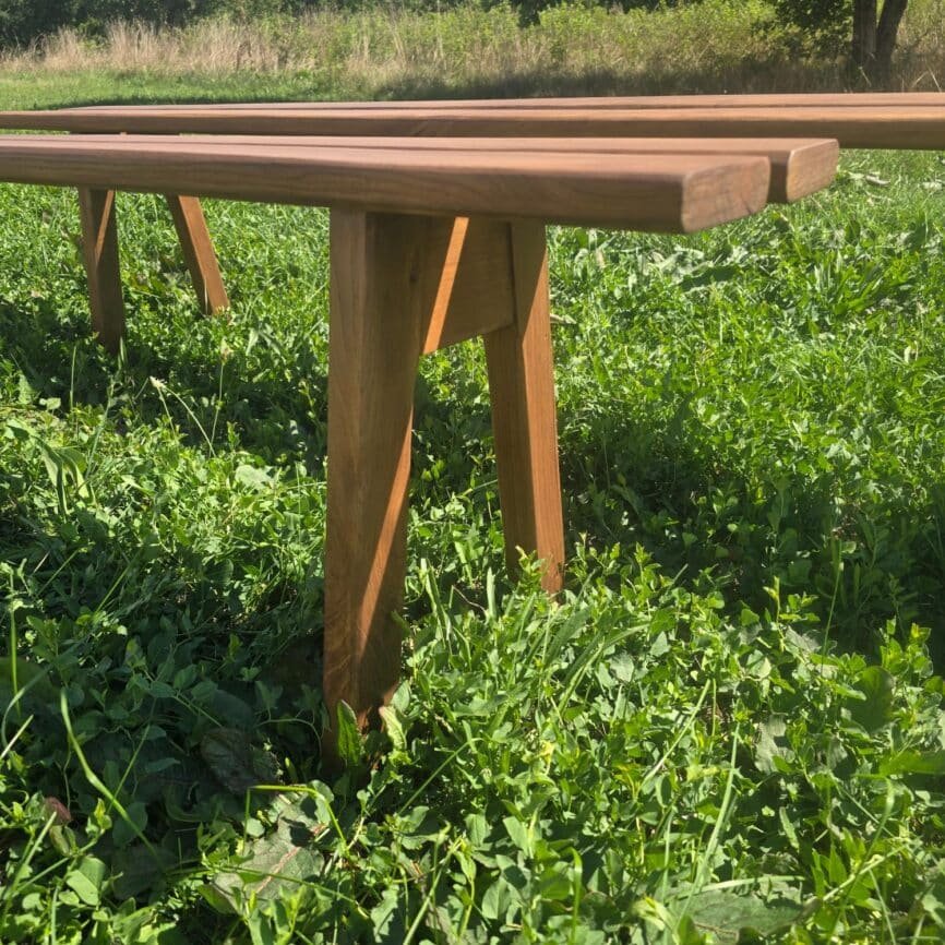 Paire de bancs de ferme en bois massif, 2 mètres, vue rapprochée des pieds compas