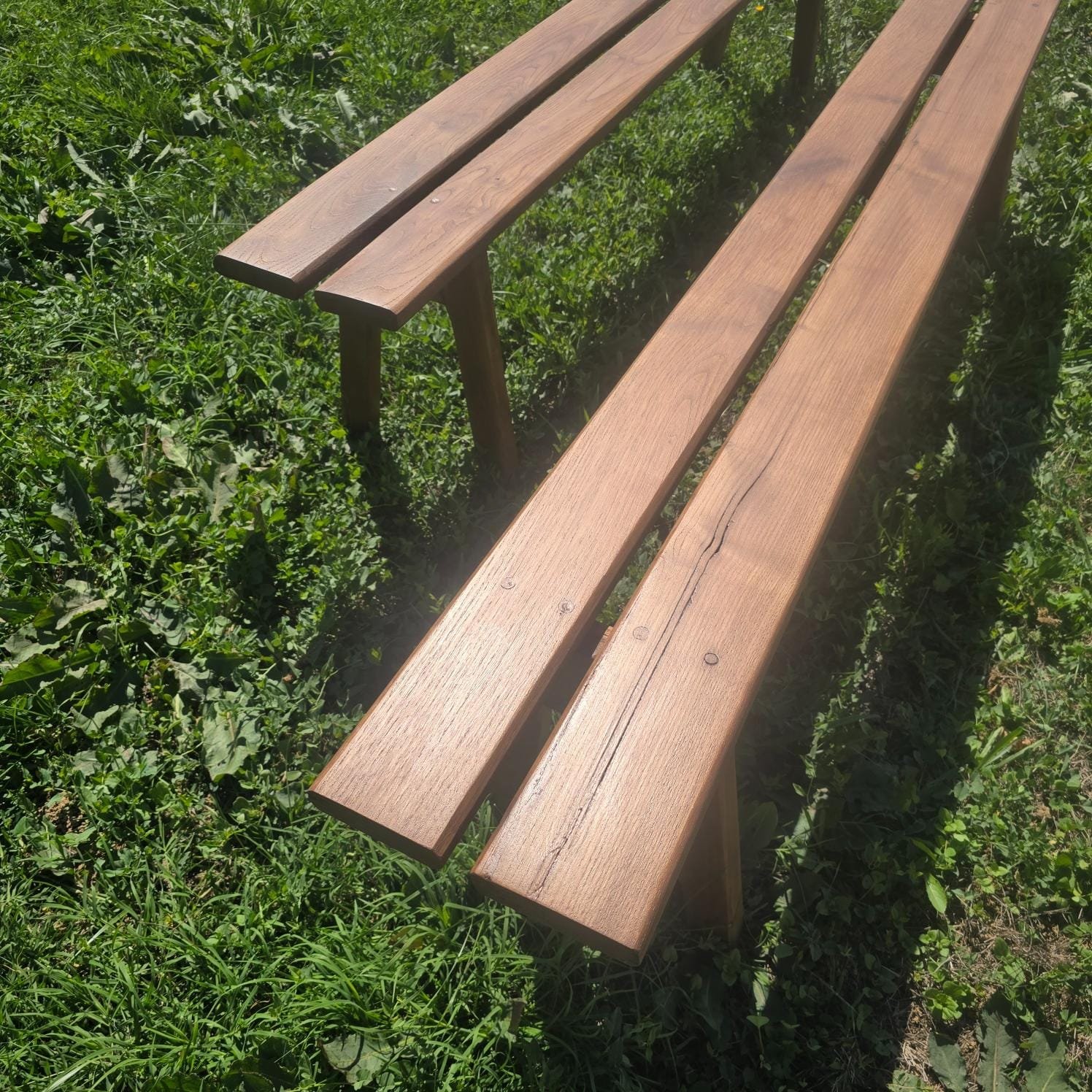 Paire de bancs de ferme en bois massif, 2 mètres, vue rapprochée des fentes naturelles du bois
