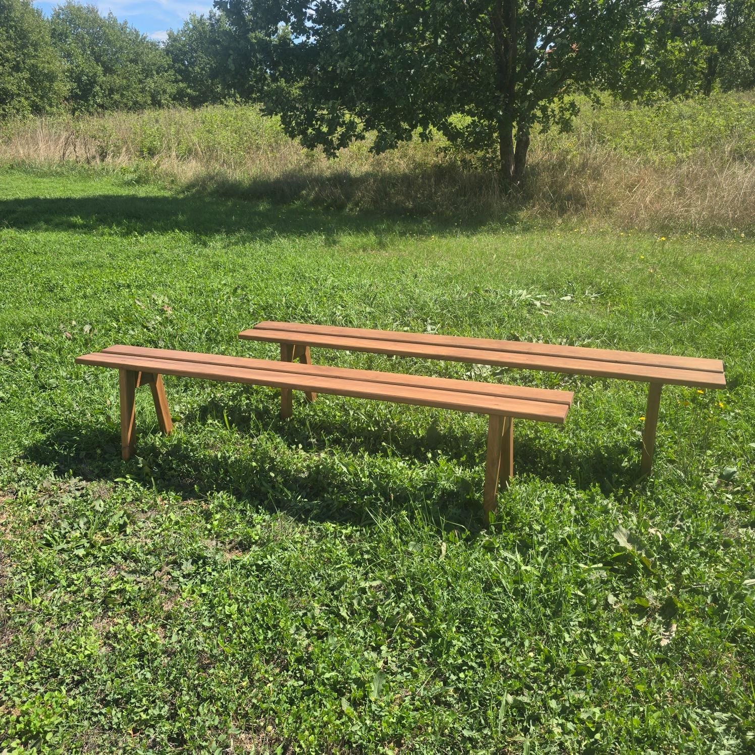 Paire de bancs de ferme en bois massif, 2 mètres posés dans un jardin