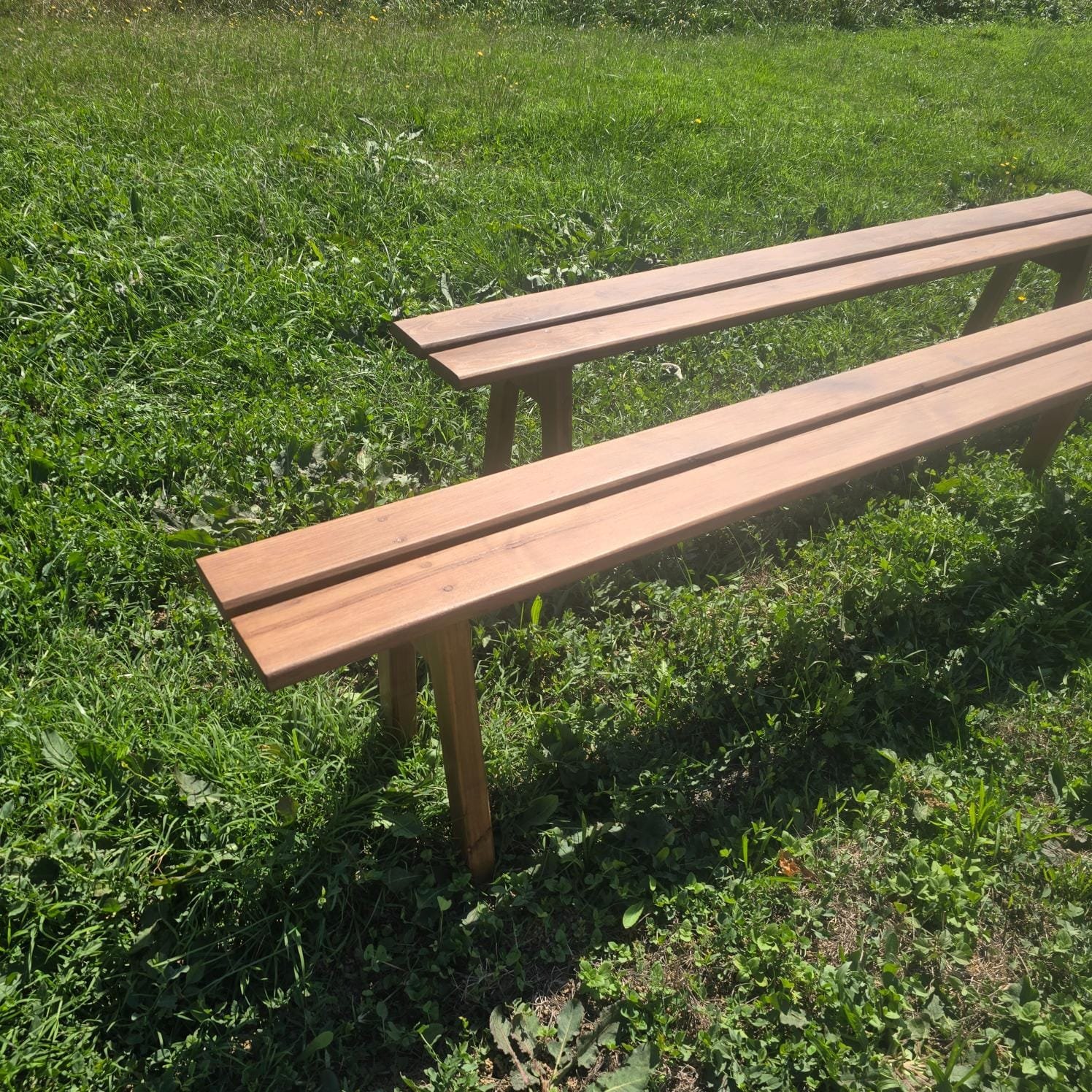Paire de bancs de ferme en bois massif, 2 mètres, vue rapprochée
