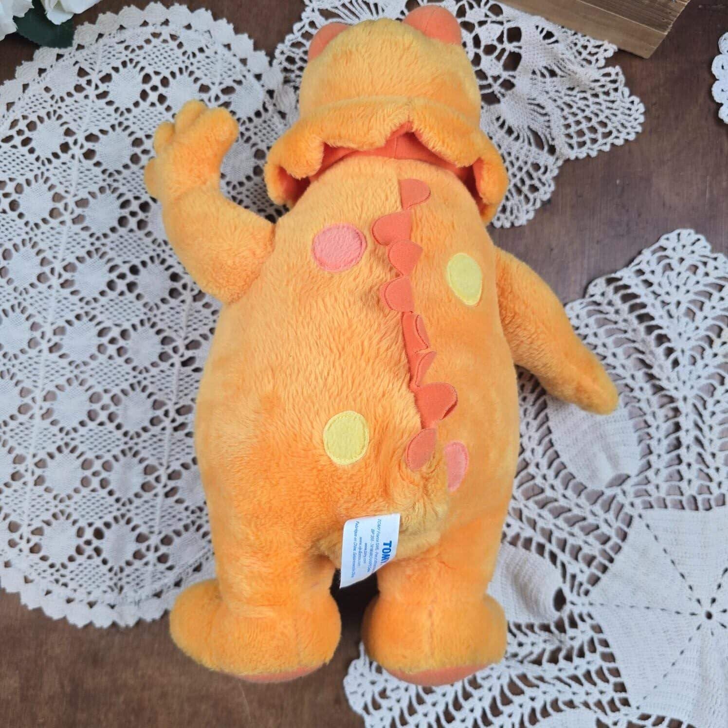 Peluche parlante Casimir TOMY 2002 sur table en bois, vue de dos