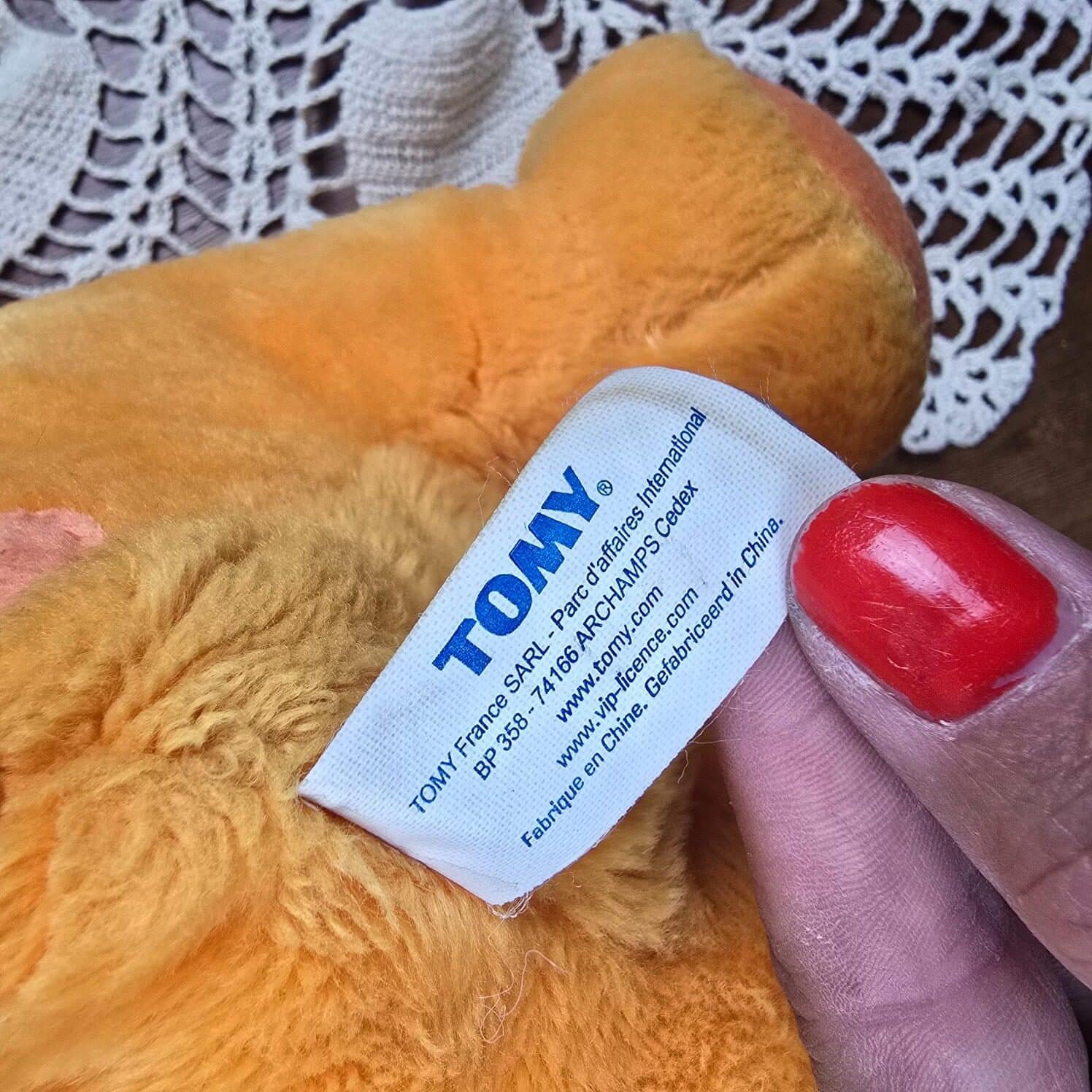 Peluche parlante Casimir TOMY 2002, vu rapprochée su l'étiquette TOMY