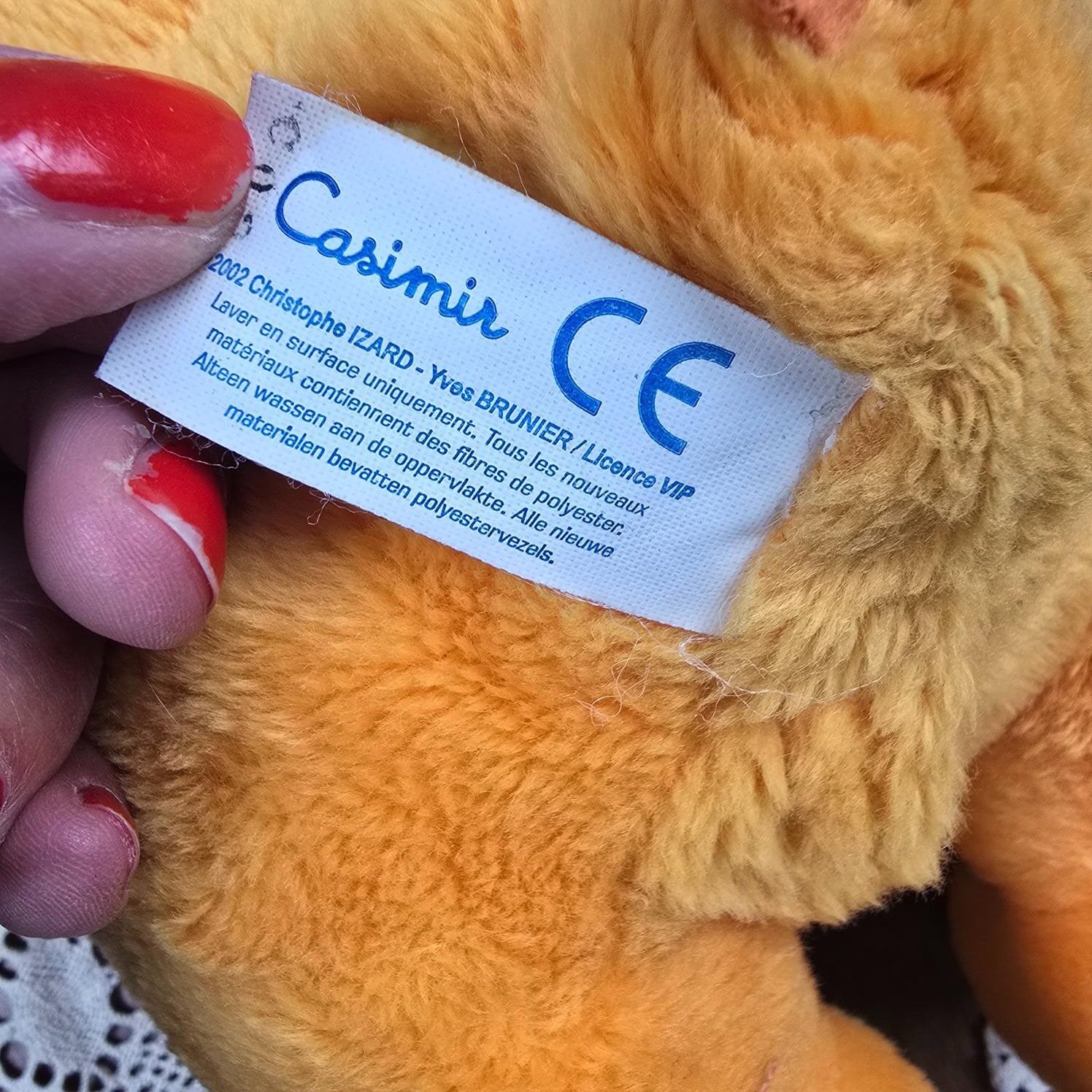 Peluche parlante Casimir TOMY 2002, vu rapprochée su l'étiquette Casimir CE