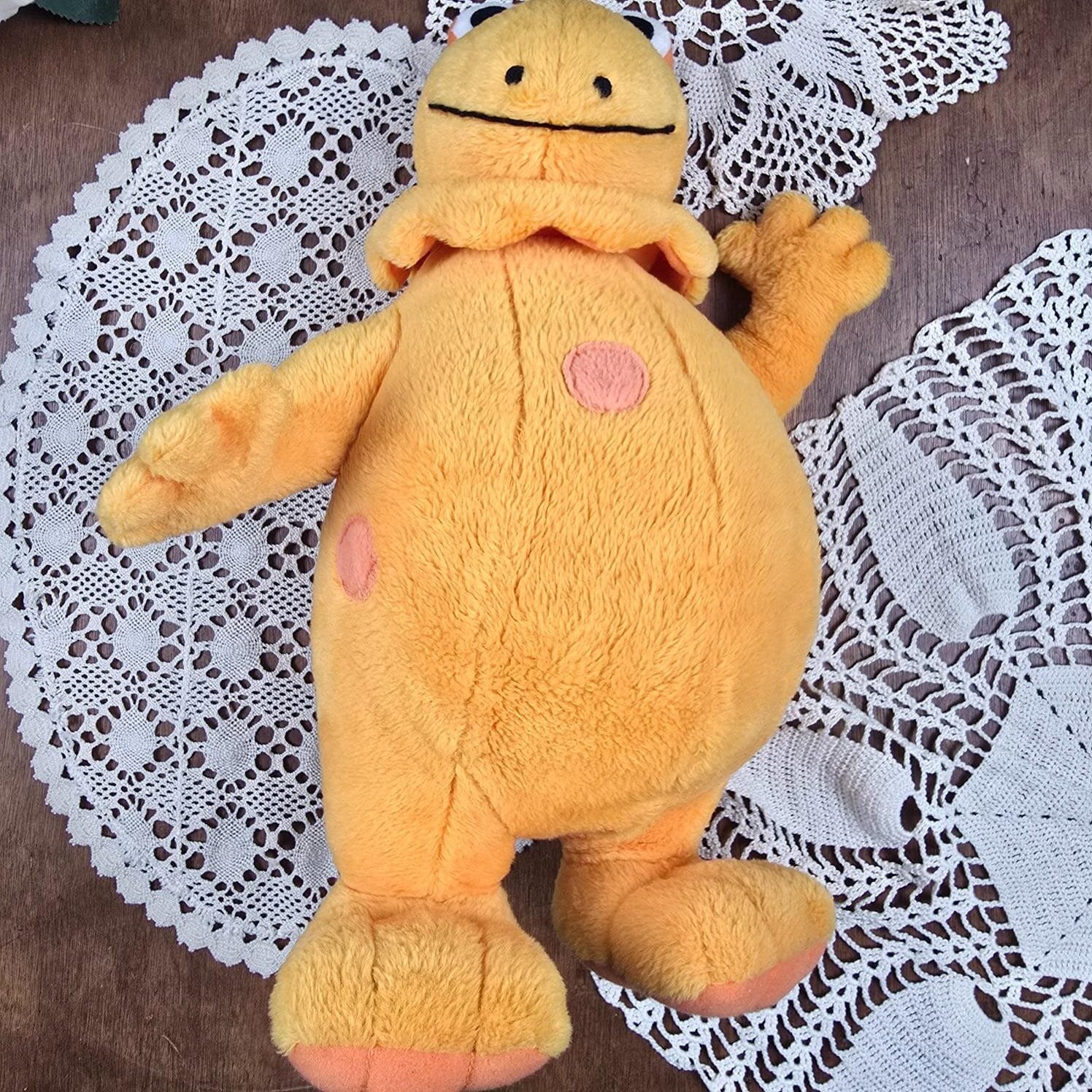 Peluche parlante Casimir TOMY 2002 sur table en bois, vue de dessus
