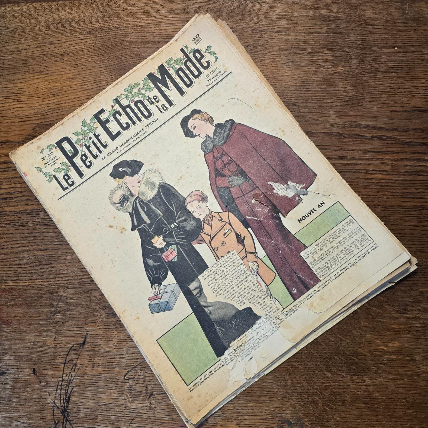 Magazine « Le Petit Écho de la Mode » de 1935 vue de dessus posé sur une table en bois