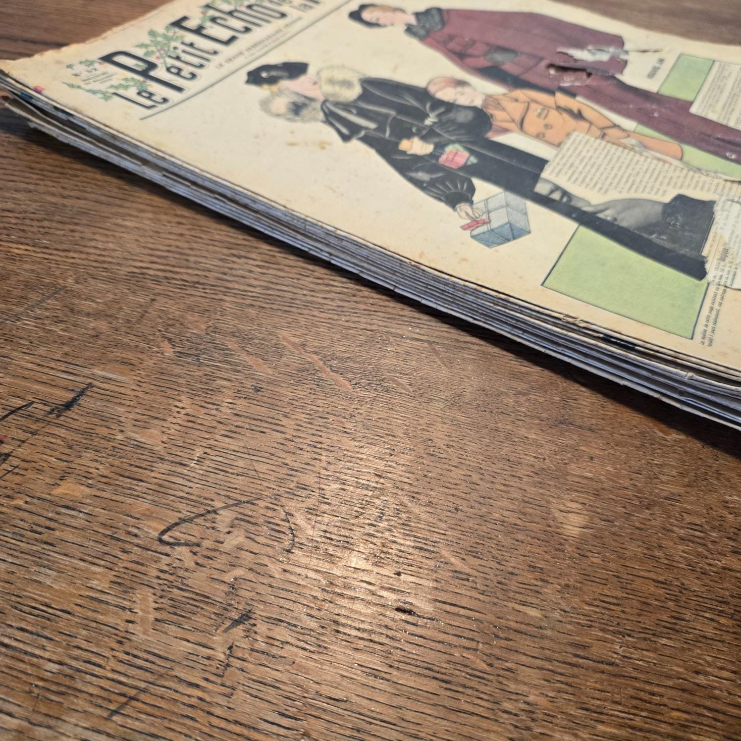 Lot de 13 « Le Petit Écho de la Mode », 1935, tas des magazines vu de côté