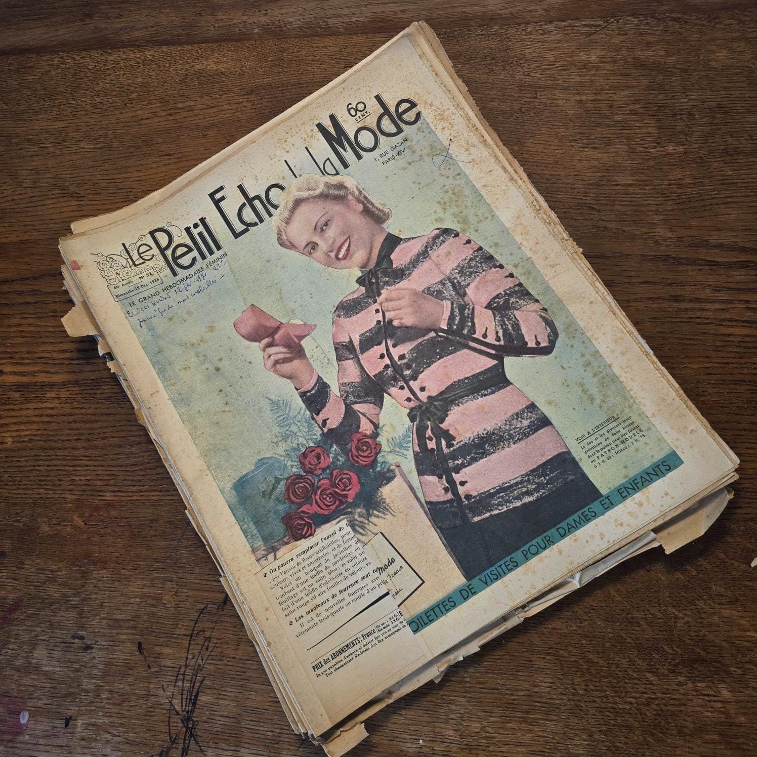 Lot de 35 « Le Petit Écho de la Mode » de 1938, vue de dessus sur table en bois