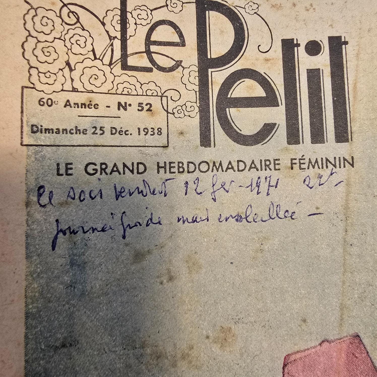 Vue rapprochée sur l'écriture au stylo sur la couverture du magazine « Le Petit Écho de la Mode » de 1938