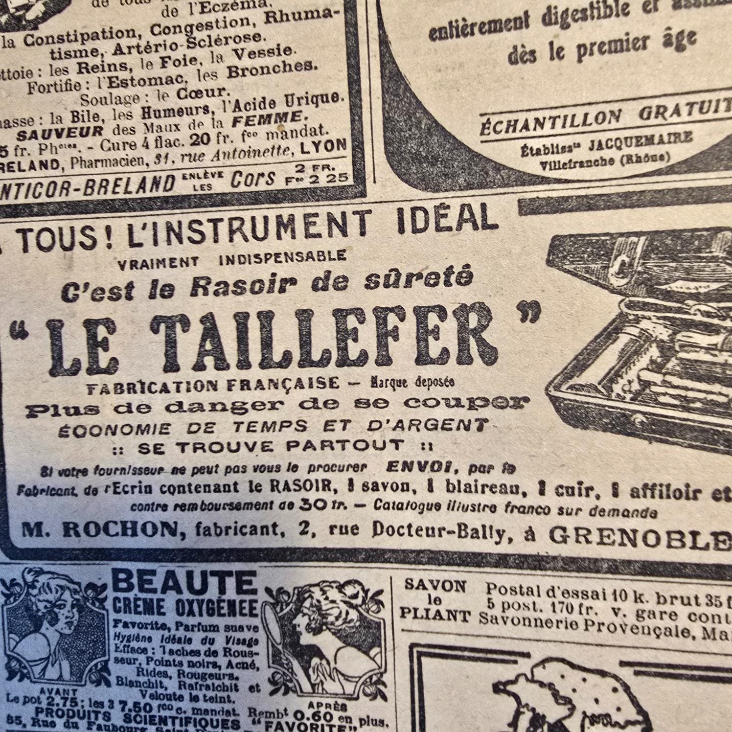 Zoom sur une publicité "Le taillefer", le rasoir de sûreté d'un des magazines « Le Petit Écho de la Mode » des années 30