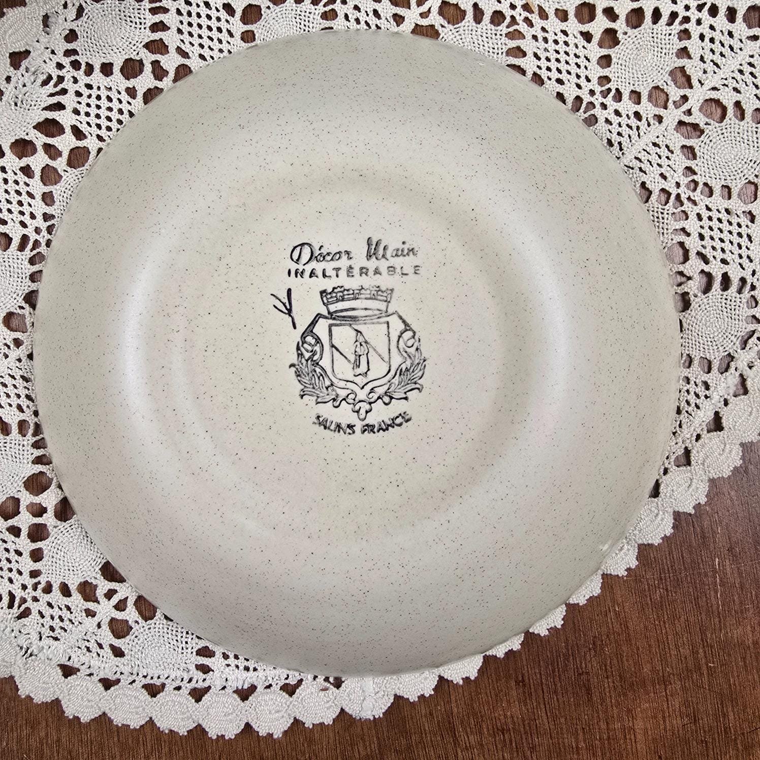 Dessous d'une assiette Salins, modèle Rhône montrant l'estampille "Décor main, inaltérable, Salins France"