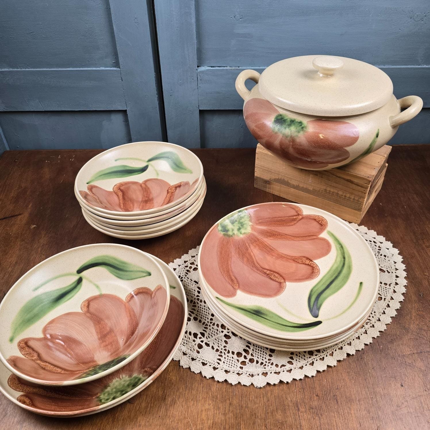Service vintage Salins Rhône, grandes fleurs peintes à la main, assiettes plates, creuses et soupière