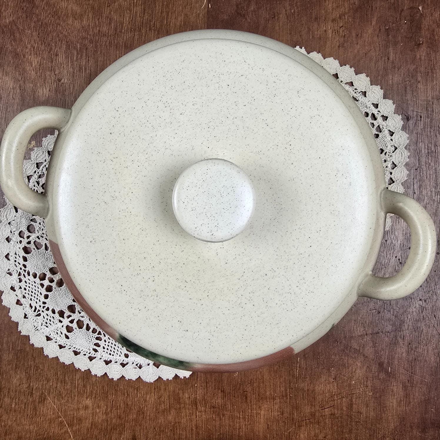 Soupière Salins, vue de dessus, sur table en bois et napperon
