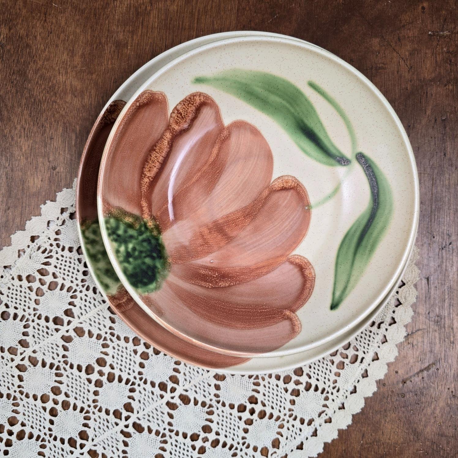 Assiettes creuses et plates superposées, modèle Rhône, Salins, vue de dessus sur table en bois et napperon