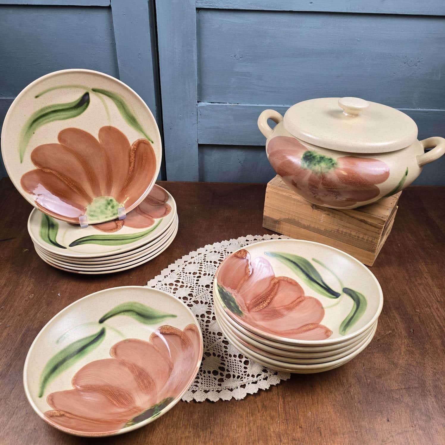 Service vintage Salins Rhône 15 pièces – Grandes fleurs peintes à la main sur table en bois