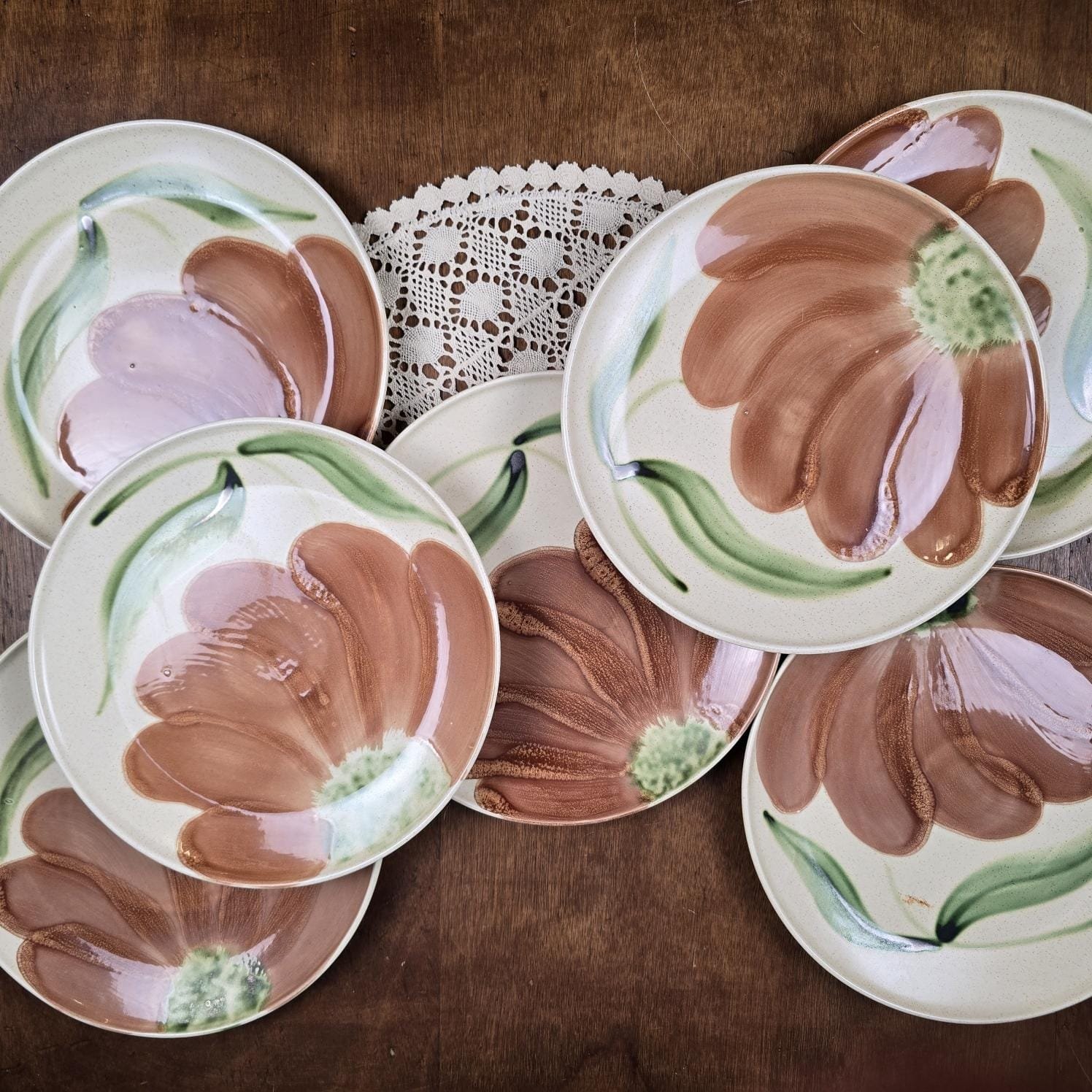 Ensemble de 6 assiette Salins, modèle Rhône, grandes fleurs peintes à la main sur table en bois et napperon