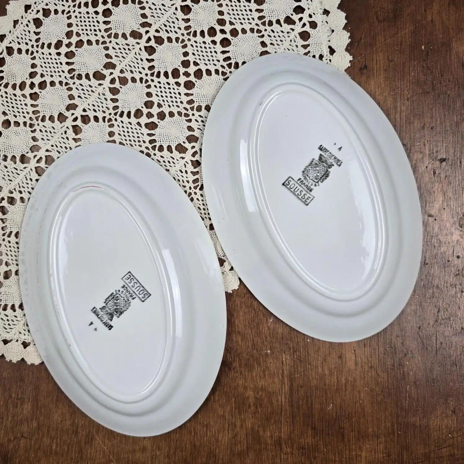 Lot de 2 raviers Sarreguemines et Digoin modèle Sousse, vue de dos sur table en bois