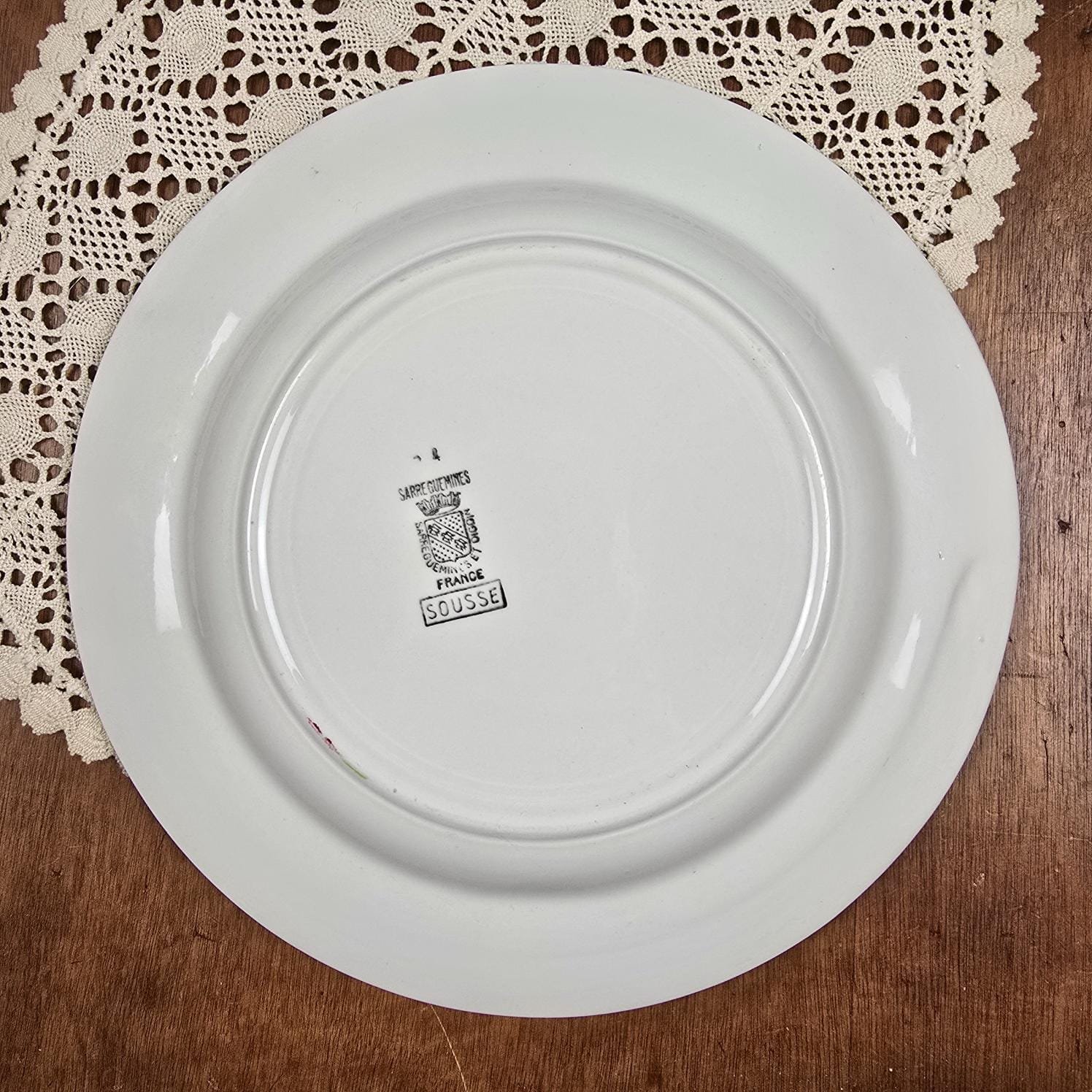 Plat Sarreguemines et Digoin modèle Sousse, vue de dos sur table en bois