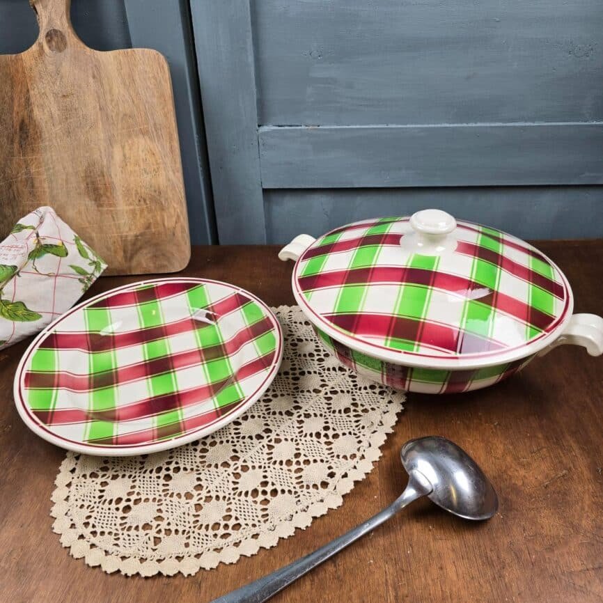 Ensemble Soupière et Plat Sarreguemines et Digoin modèle Sousse, Décor écossais, sur table en bois, ambiance vintage