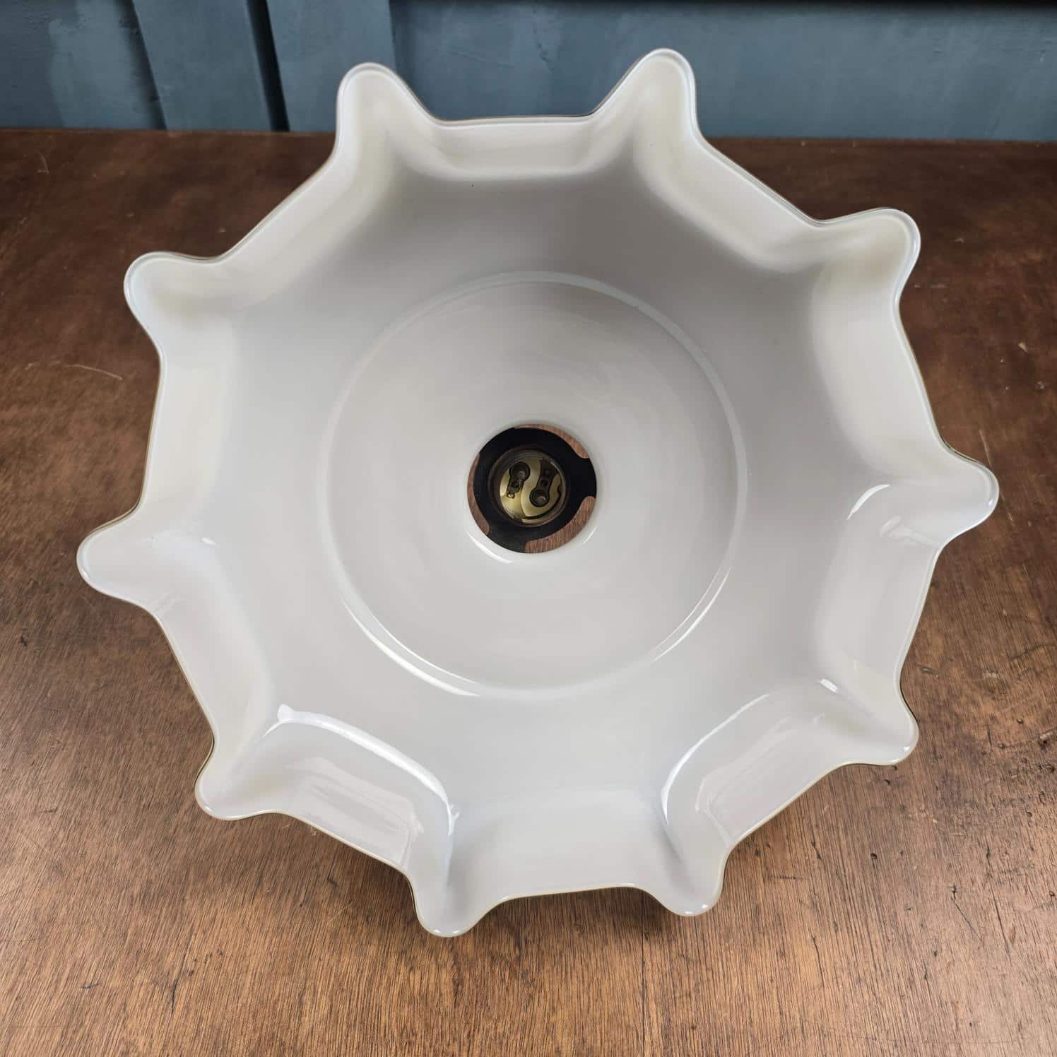 Suspension vintage en verre opalin beige, forme drapée, vue intérieur, sur table en bois