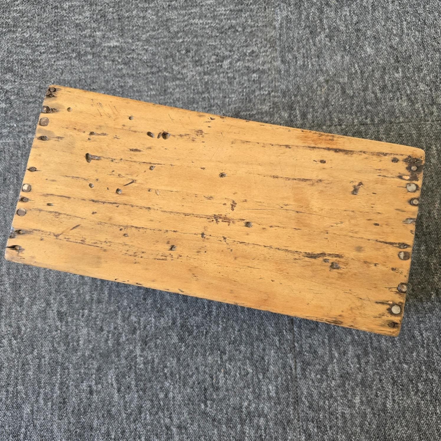 Petit tabouret ancien artisanal en bois, vue de dessus