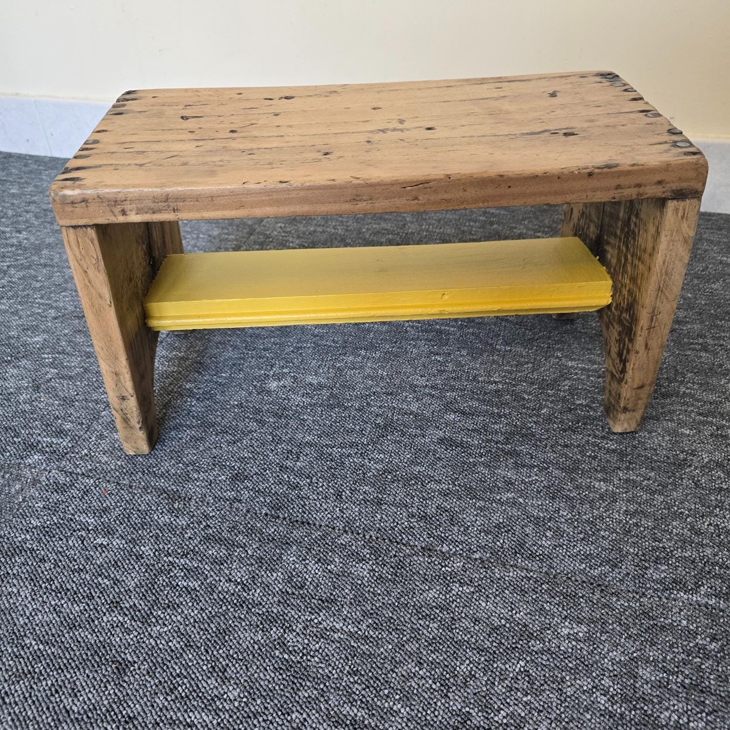 Petit tabouret ancien artisanal en bois avec sa traverse jaune moutarde