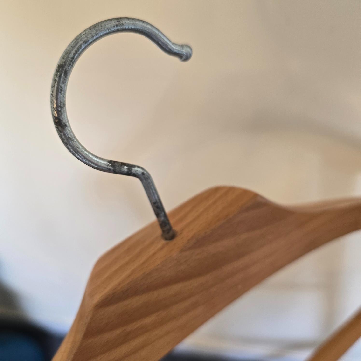 Valet de chambre vintage pliant en bois vue rapprochée du cintre en métal