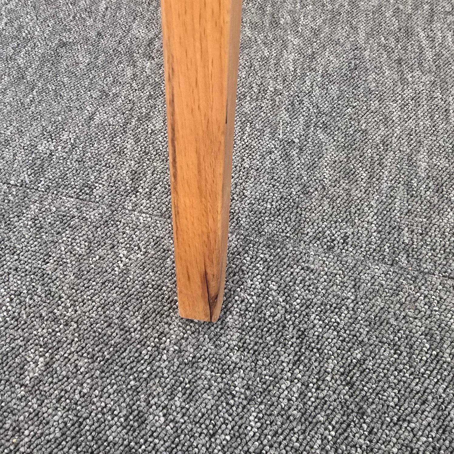 Valet de chambre vintage pliant en bois, vue rapproché sur un des pieds