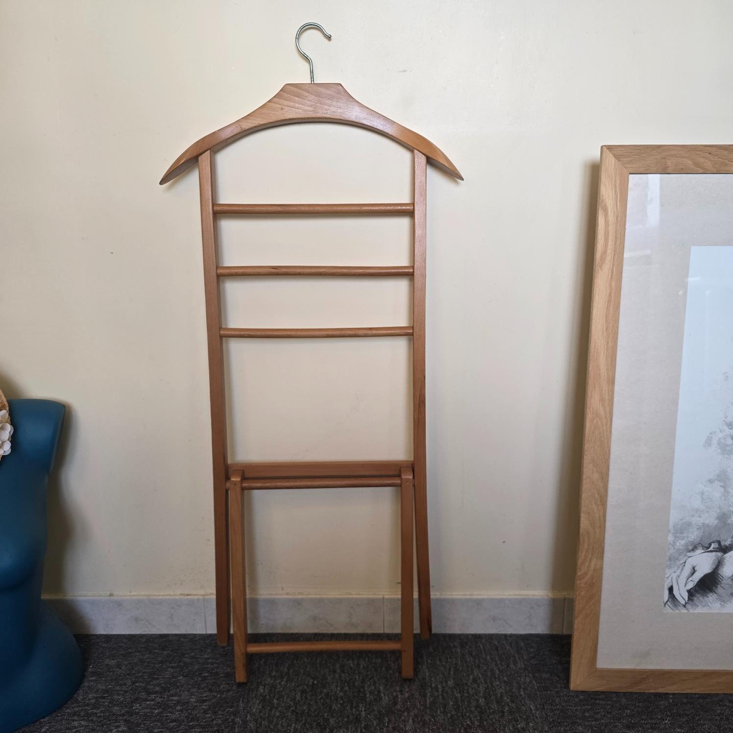Valet de chambre vintage en bois plié contre un mur